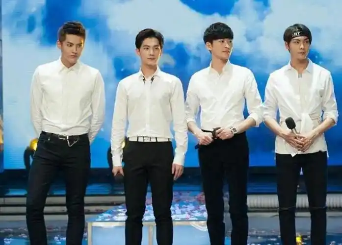 张翰单照没觉得好看,与人合照却抢眼,直到遇到了他输惨