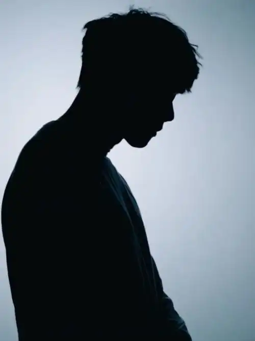 林俊杰侧颜线条