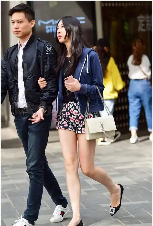 时尚街头风格:了解名人和时尚博主的穿搭,并将其融入日常风格_服装