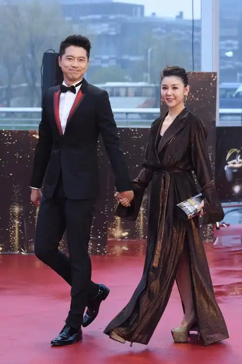 王雷夫妇合体走红毯李小萌穿的是裤还是裙她脚踩恨天高仍显矮