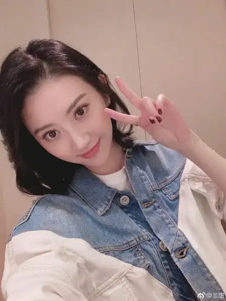 景甜身穿蓝白牛仔外套 对镜比耶活泼可爱