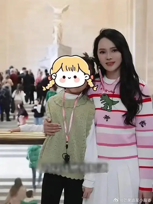伊能静带女儿小米粒去参观法国卢浮宫,她一身白裙子搭配黑色皮衣,衣品