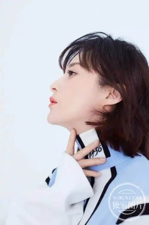 蒋勤勤完美侧颜尽显优雅完美驾驭风琴褶连衣裙蒋勤勤最新写真曝光