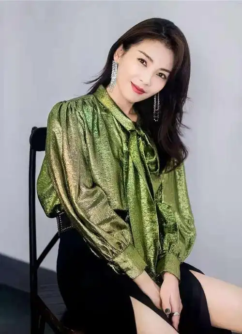 刘涛首次挑战主持人高开叉裤太抢镜网友这腿是能免费看的吗