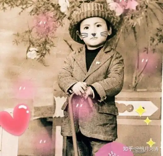 哈哈看到张照片猜猜是哪个明星小时候