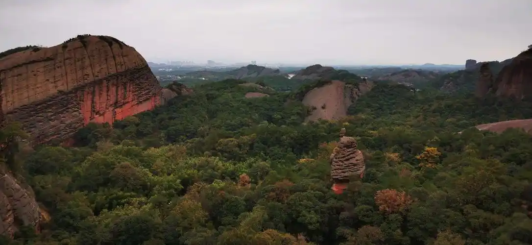 龟峰风景名胜区位于江西省弋阳县西南部,是世界地质和自然遗产名胜区.