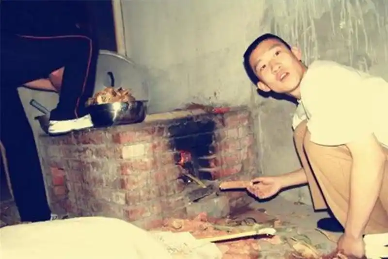 开学季曹云金晒出童年照,眉清目秀,自称小时候是个乖孩子!