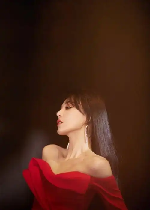 张馨予露背红裙