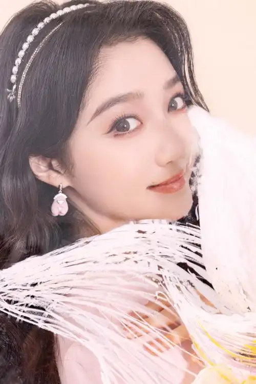 关晓彤千金粉裙##龙腾虎跃中国年味