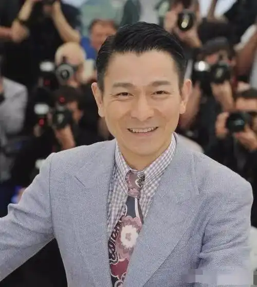 刘德华出道后所有发型盘点每一款都非常帅气网友最喜欢偏分