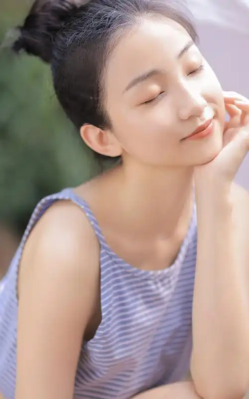 长腿少女白皙肌肤撩人性感写真