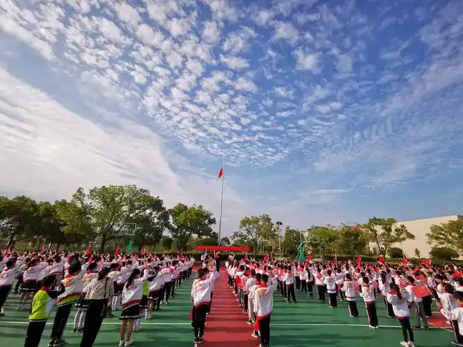 二,师生共唱国歌