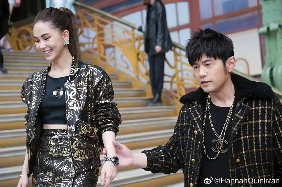 昆凌晒与周杰伦"独家"合照 两人甜蜜拉手手