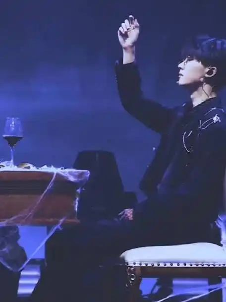 马嘉祺《血腥爱情故事》直拍