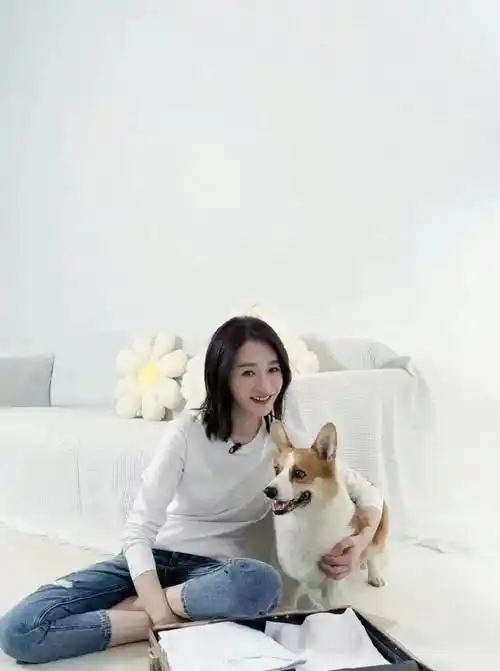 李小冉头顶20cm高耸盘发不仅不俗反而美艳!_时尚_整体_牛仔裤