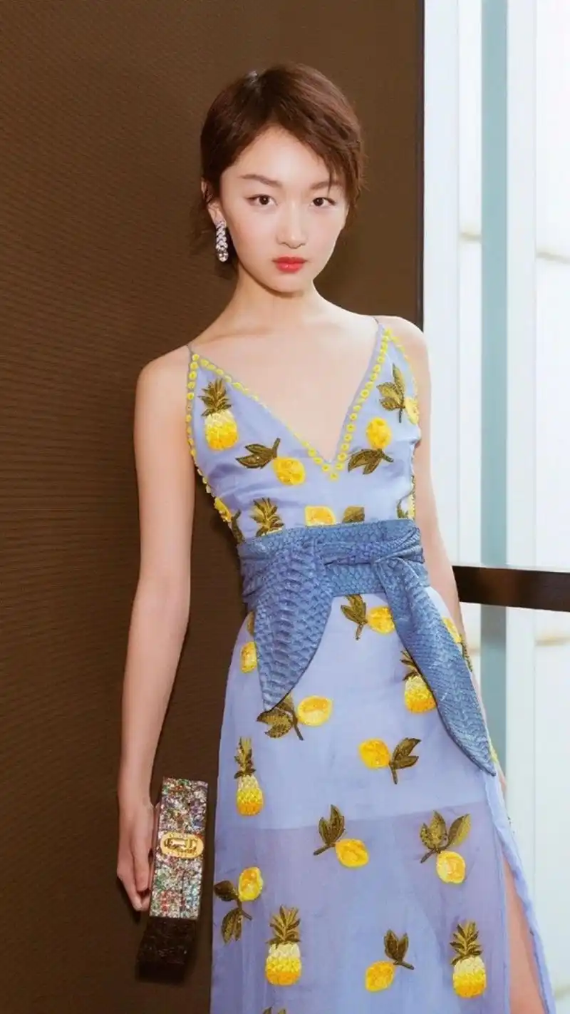 周冬雨深v菠萝吊带裙仙女气十足写真