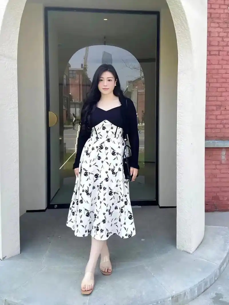 嗨,我是一个微胖的大女孩,身高168cm,体重135斤,但是我并不觉得自己不