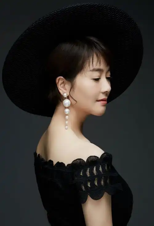 左小青性感优雅蕾丝裙写真图片