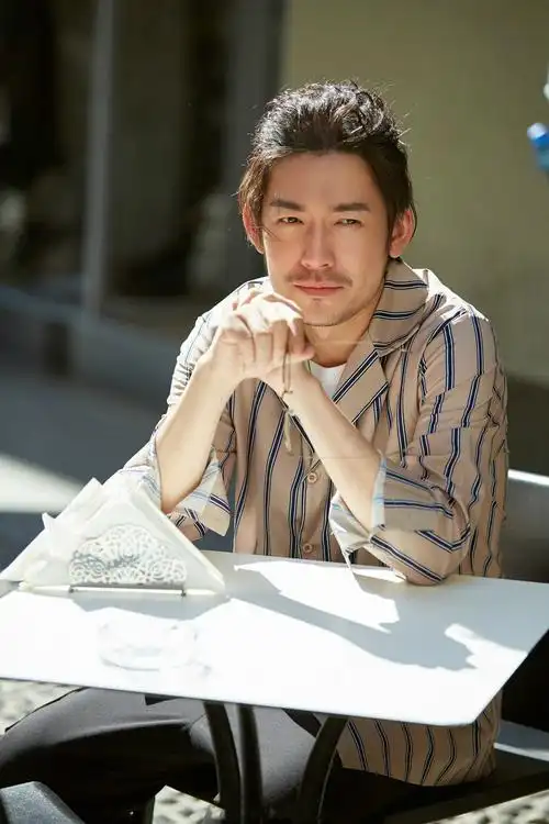 张博米兰街头悠闲迷人街拍图片