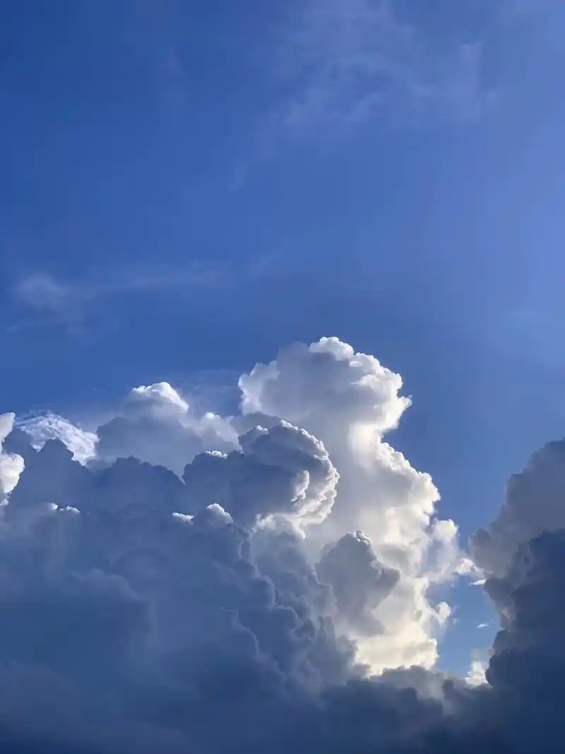 天气晴朗,云朵变化无穷