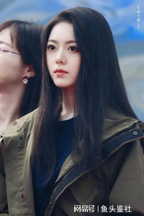 赵今麦穿价值4万元内裤惹争议带钻造型不舒适内裤外穿显尴尬