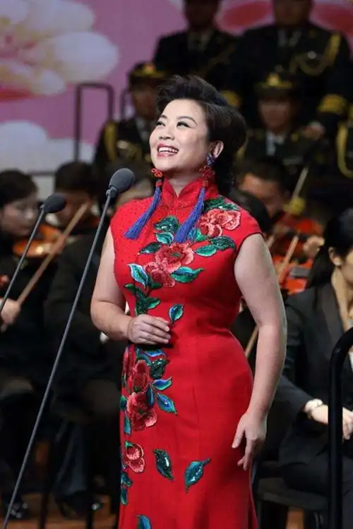 民歌配旗袍:"旗袍女王"张也的靓声靓影