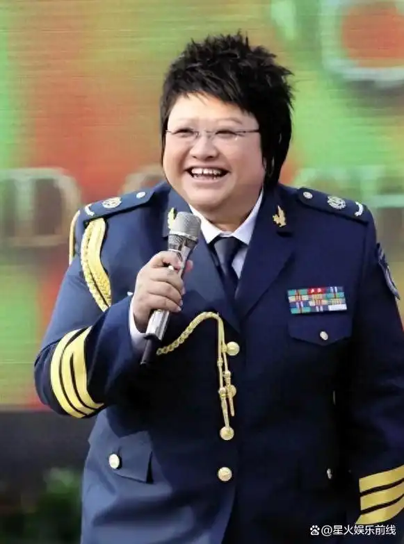 韩红瘦了!小脸大眼吃生肉,无名指上还戴着戒指,是结婚了吗?