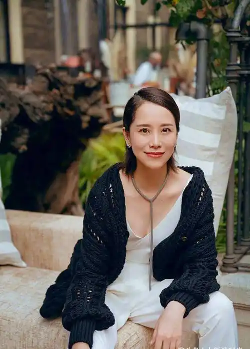 海清43岁也太高调了,穿深v上衣半露香肩,外套还只穿一半_时尚_显得