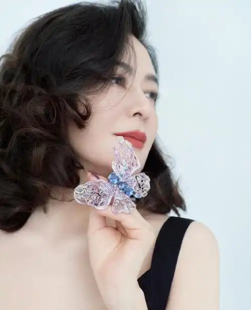 关之琳最新封面写真不单高贵大方又凸显曼妙多姿妩媚动人身姿