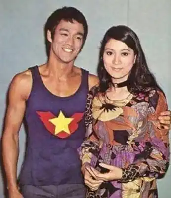 原创明星丁佩的豪横家世以及和李小龙向华强的情事