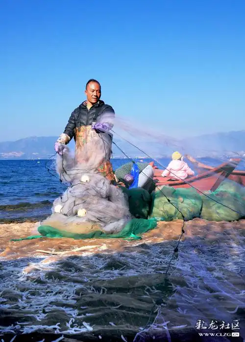 抚仙湖畔捕鱼人