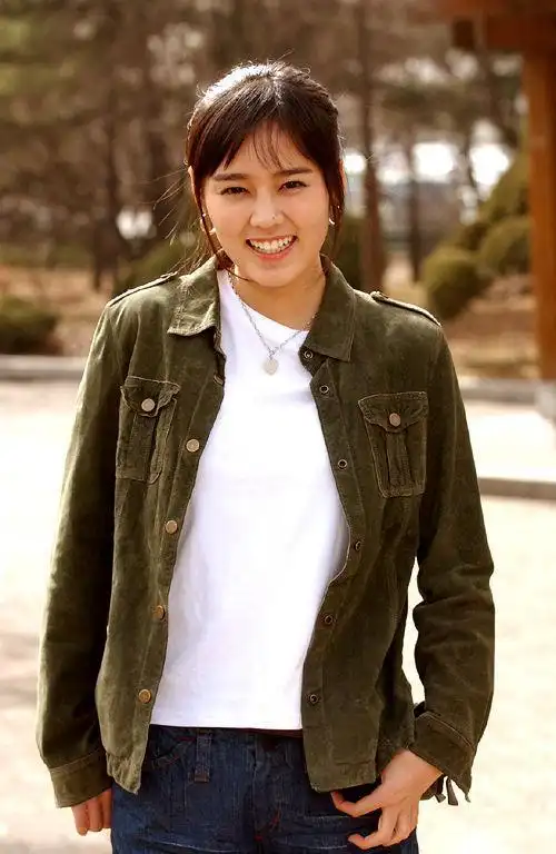 p>韩佳人(han ga in),本名"金贤珠",1982年2月25日出生于韩国首尔市