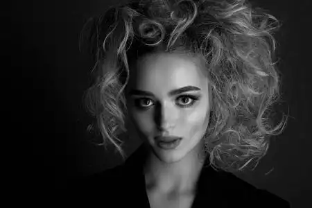 皮肤黑白对比一名年轻女子的黑白肖像照片