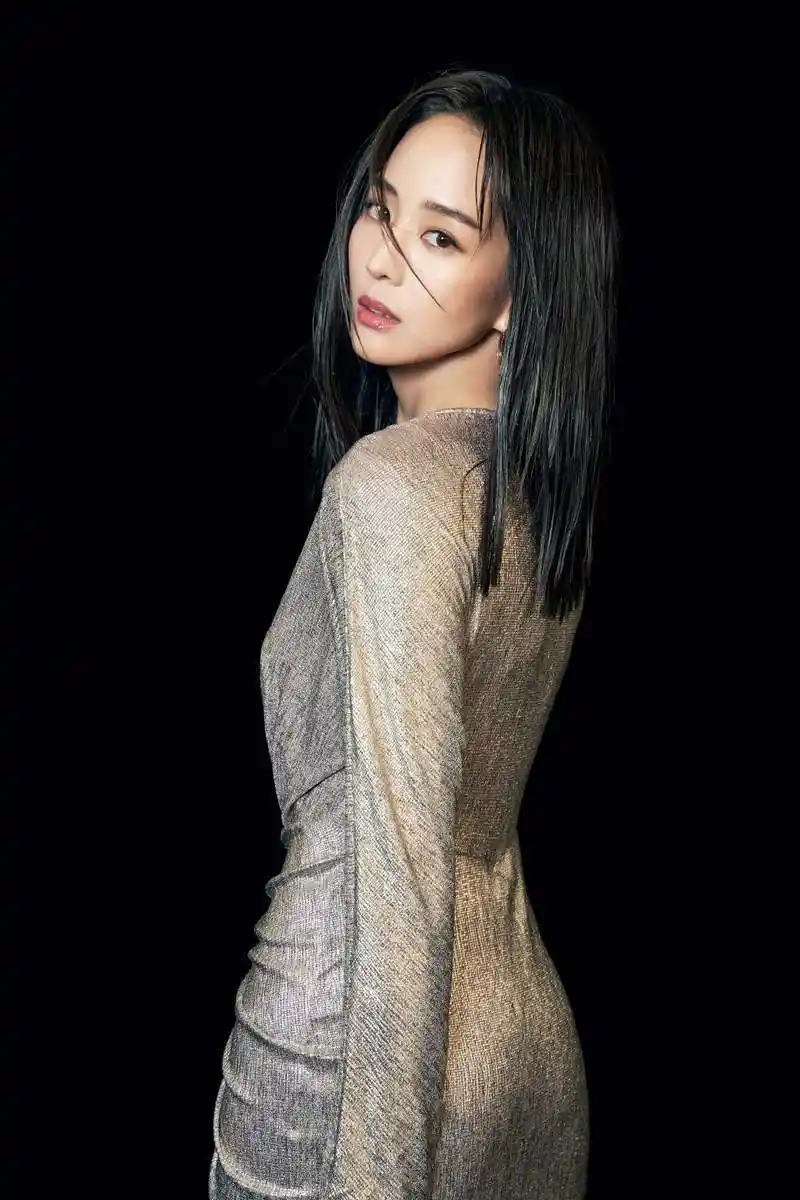 37岁张钧甯新造型惹人眼馋罕见真空短裙变超模花瓶身材太惊艳