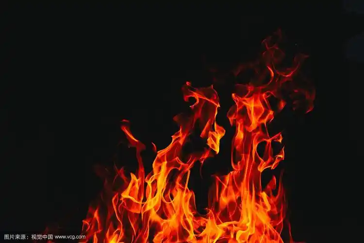 红色炽热的火焰孤立在黑色上