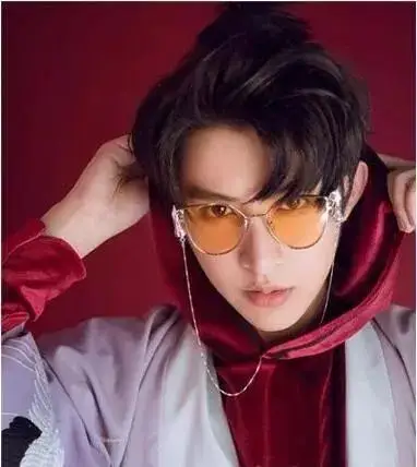 90后男生心形刘海微卷发炫出春季风潮发型