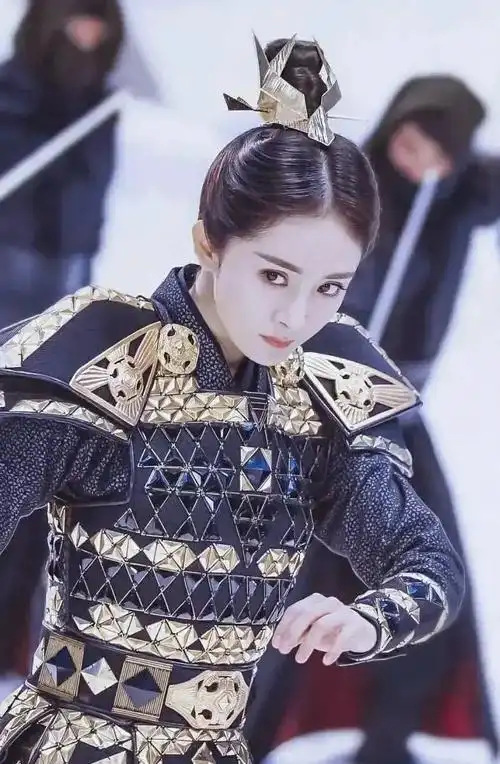 赵丽颖杨幂的将军造型都很飒!