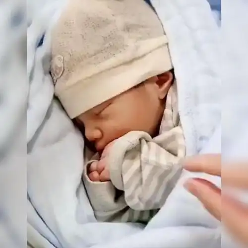刚出生19个小时的宝宝,没想到却因一个动作获高赞:娃确实很拽啊