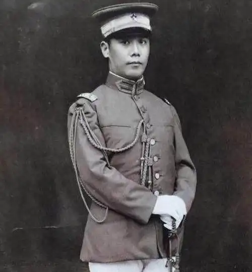 1915年,袁世凯倒行逆施掀起了尊孔复古的逆流,宣布复辟帝制,建立了