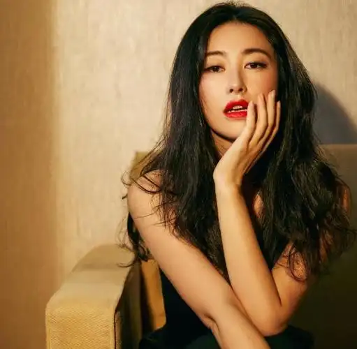 朱珠携女现身画展,穿碎花裙小腹凸起疑二胎,1岁小珍珠背2w包包