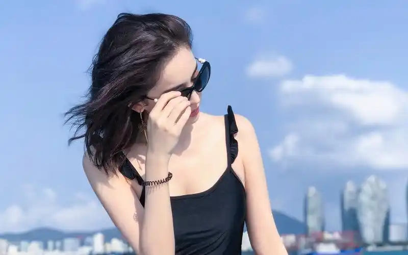 古力娜扎性感旅拍图片桌面壁纸