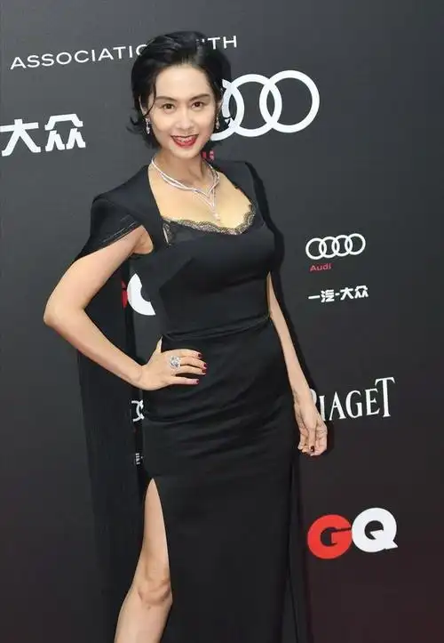 朱茵的近照让网友们惊叹,即使时光飞逝,美人的容颜依然如故.