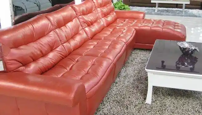 红色皮制沙发