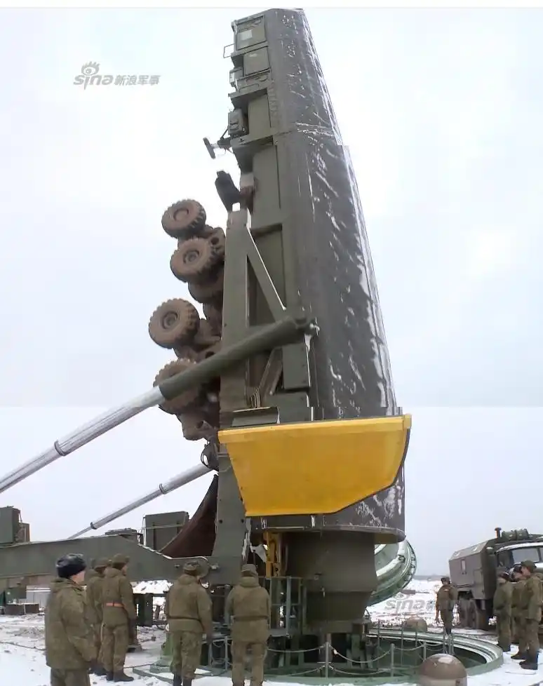 东风41也这样吗?俄军亚尔斯战略导弹装填过程