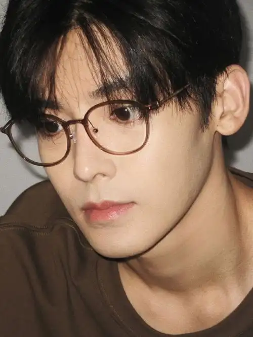 侯明昊顺毛戴眼镜