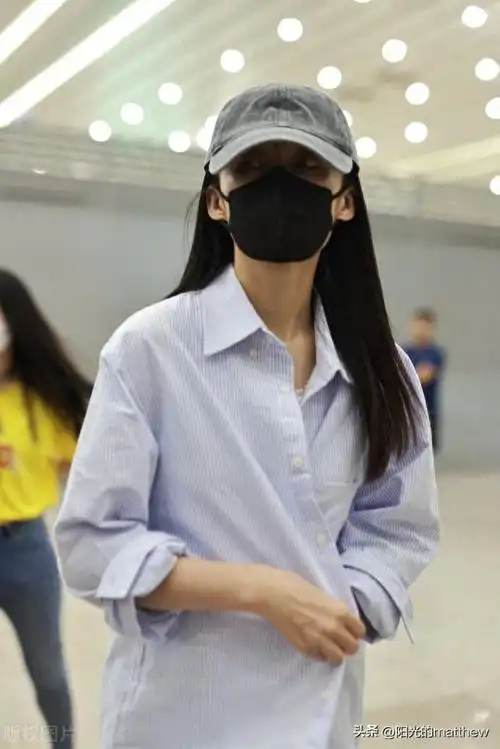 街拍李沁淡蓝色衬衫牛仔裤小白鞋灰色棒球帽简单利落