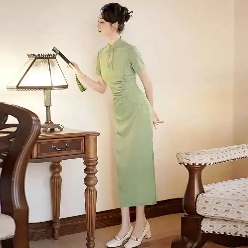 鞋子选择:旗袍通常搭配高跟鞋,能够体现出女性的身材优美和性感曼妙.