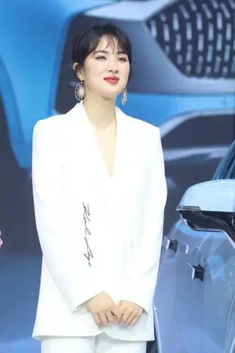 华为小公主姚安娜生图能打出道首次公开营业