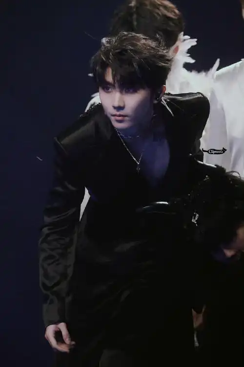 马嘉祺爱心露背拖尾礼服