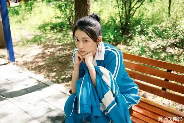 关晓彤蓝色校服造型